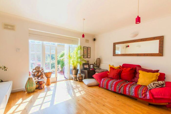 2 Bedroom Property To Rent In Hampton Close, Friern Barnet, London, N11