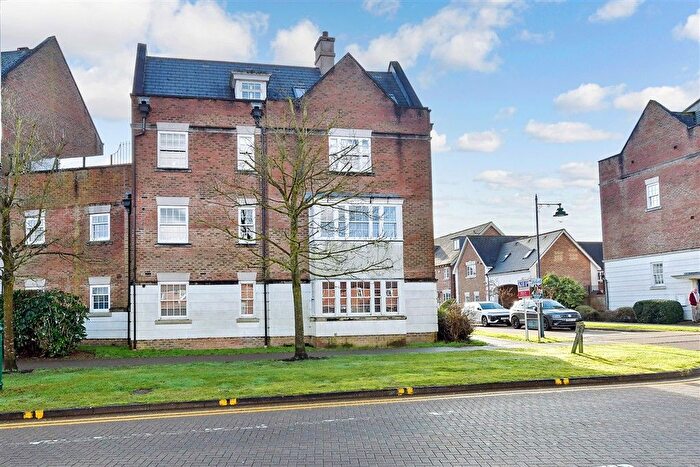 2 Bedroom Flat For Sale In Winston Avenue, Kings Hill, West Malling, Kent, ME19