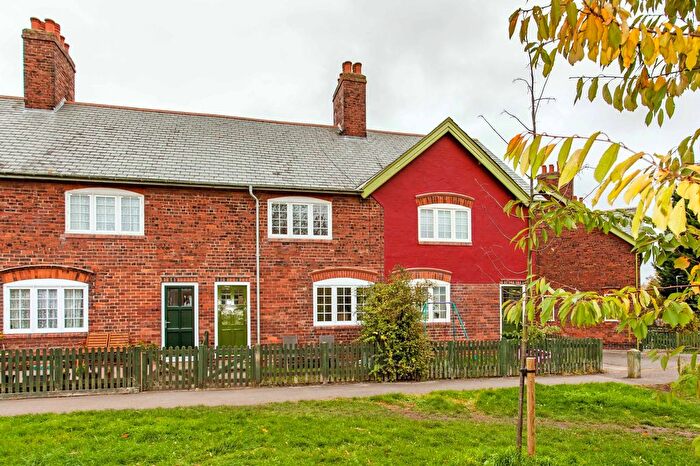 3 Bedroom Terraced House For Sale In Model Village, Creswell, S80