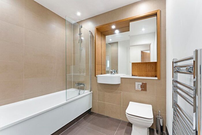 3 Bedroom Flat To Rent In Skyveiw Tower, Stratford, London, E15