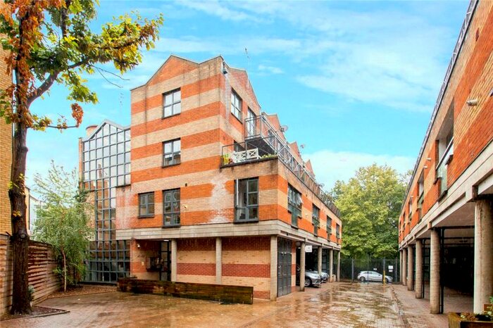 Flat To Rent In Bruges Place, Camden, NW1