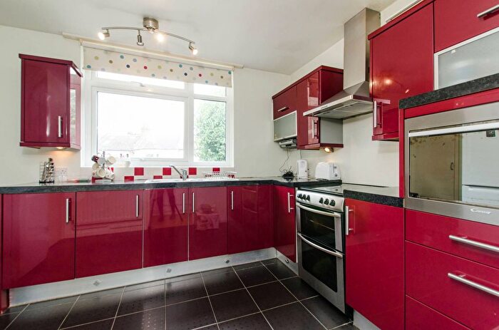 2 Bedroom Flat To Rent In Elmfield Road, Balham, London, SW17