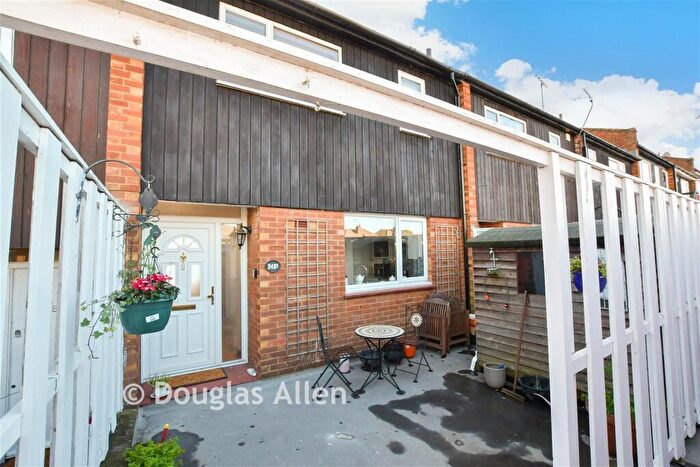 2 Bedroom Maisonette For Sale In Hutton Road, Brentwood, Essex, CM15