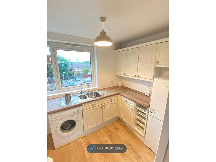1 Bedroom Flat To Rent In Waverton Road, London, SW18