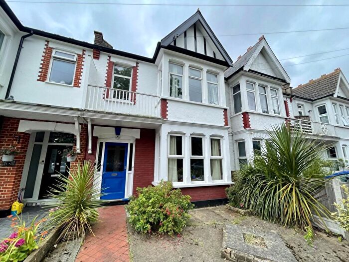 2 Bedroom Apartment For Sale In Shaftesbury Avenue, Southend-on-Sea, Essex, SS1