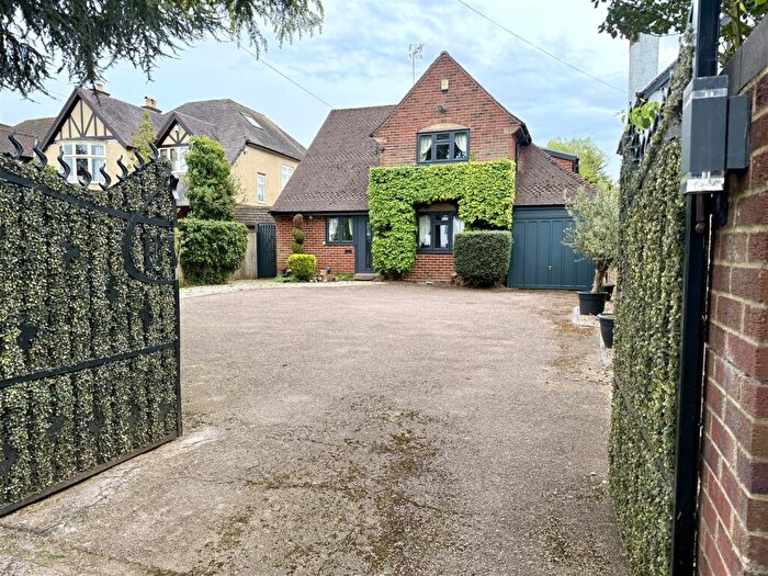 3 Bedroom Detached House For Sale In Cheltenham Road, Longlevens, Gloucester, GL2