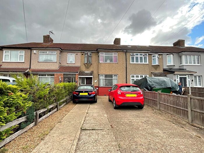 3 Bedroom Terraced House For Sale In Castle Avenue, Rainham, Essex, RM13