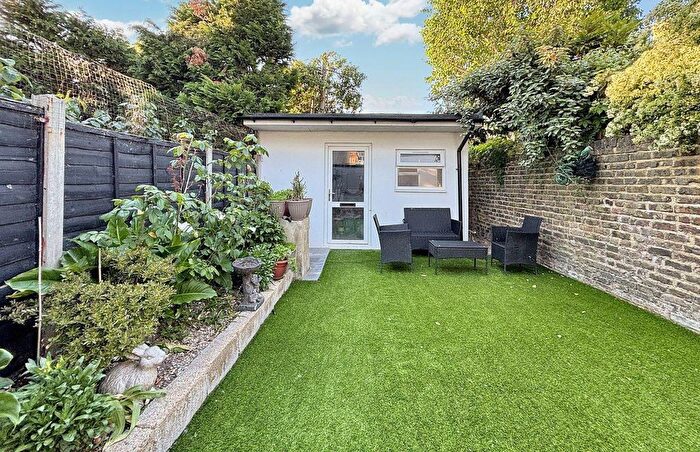 3 Bedroom Flat To Rent In Mayfield Road, London, E17