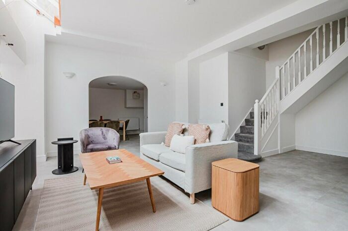 2 Bedroom Apartment To Rent In Great Sutton Street, London, EC1V