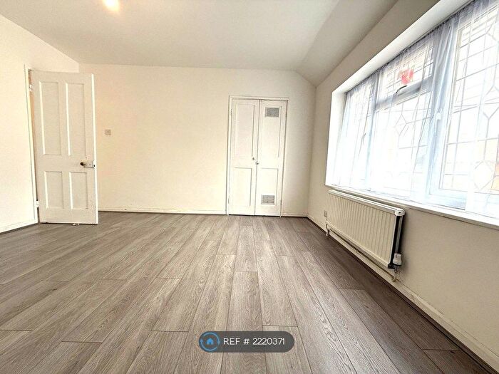 3 Bedroom Terraced House To Rent In Standfield Road, Dagenham, RM10