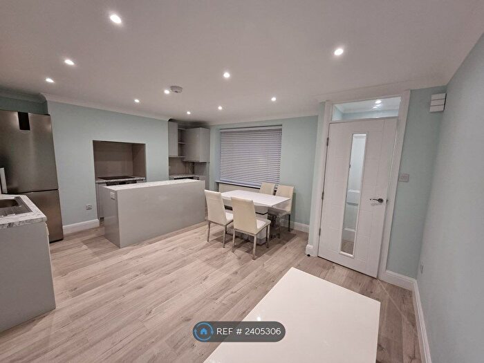 2 Bedroom Flat To Rent In Cambridge Gardens, London, W10