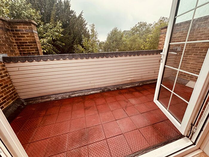 3 Bedroom Flat To Rent In Friern Park, London, N12