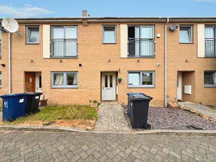 3 Bedroom Property To Rent In Cameron Crescent, Edgware, HA8