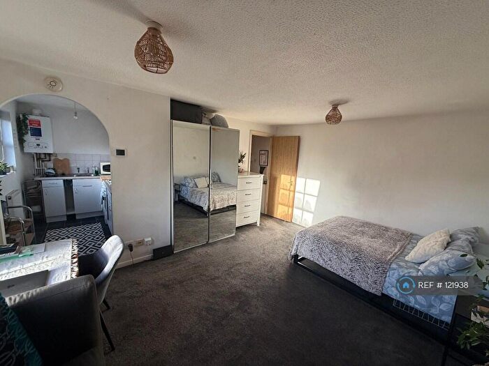 Studio To Rent In Moriatry Close, London, N7