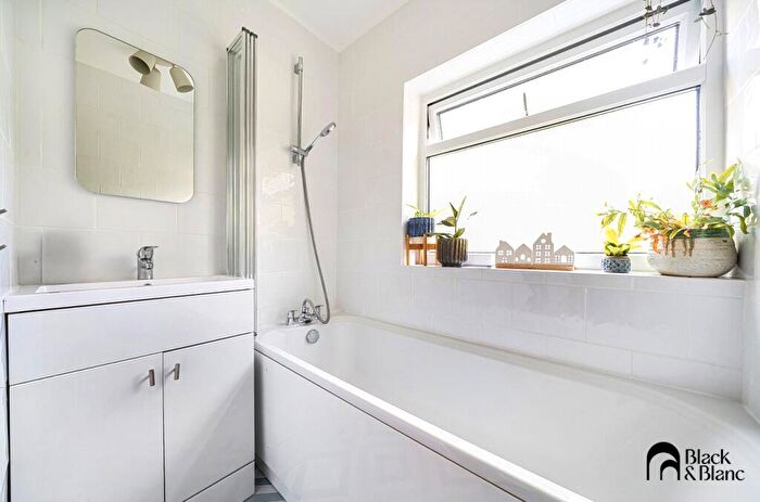 2 Bedroom Apartment For Sale In Silverwood Close, Beckenham, BR3