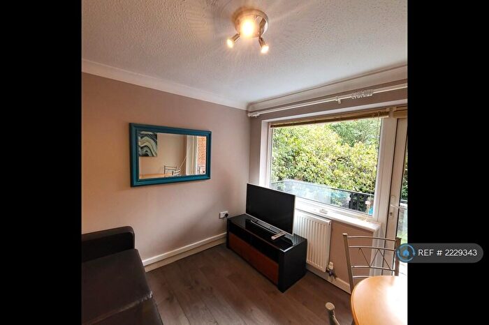 3 Bedroom Flat To Rent In Richmond Park Road, Bournemouth, BH8
