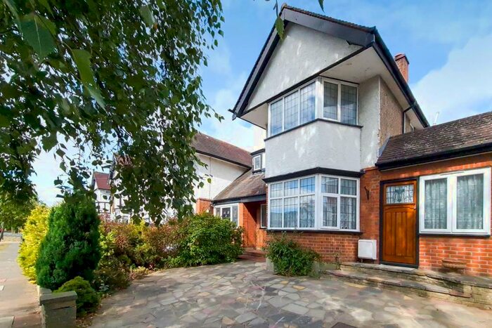 3 Bedroom Detached House To Rent In Lansdowne Road, Stanmore, HA7
