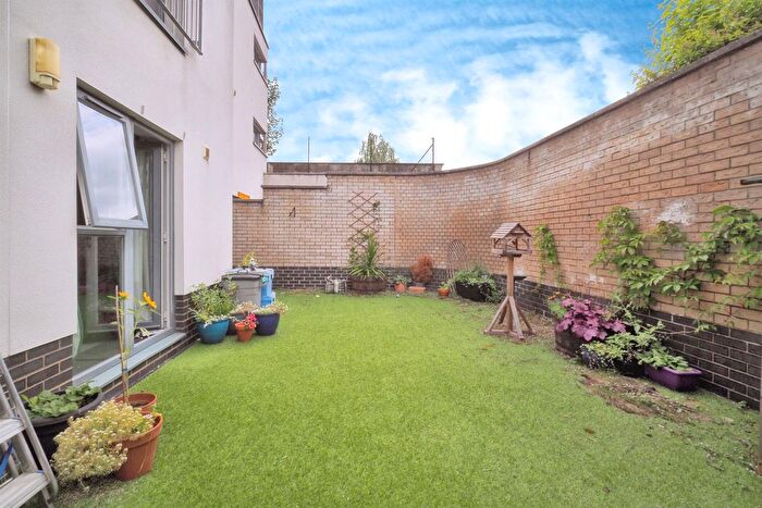 2 Bedroom Flat For Sale In Blakey Road, Salisbury, SP1