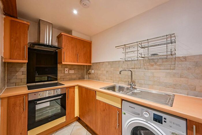 2 Bedroom Flat To Rent In Barrier Point Road, Silvertown, London, E16