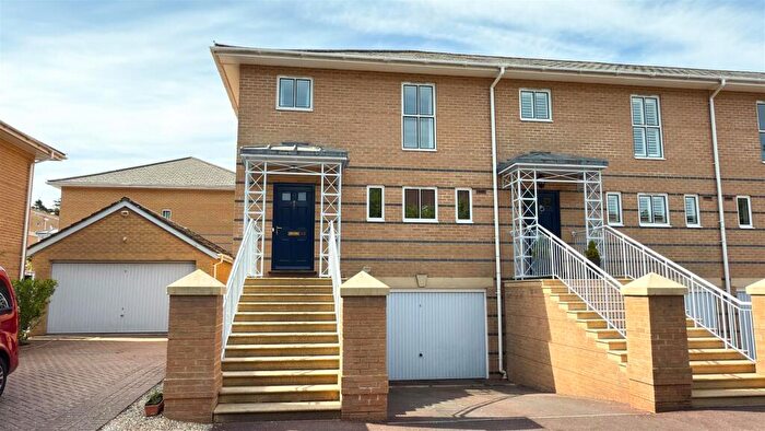 3 Bedroom End Of Terrace House For Sale In The Avenue, Branksome Park, BH13