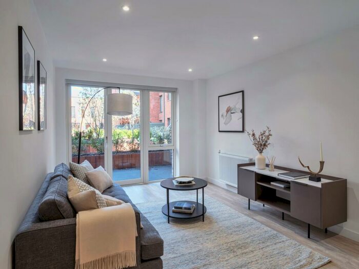 3 Bedroom Town House To Rent In Queens Road, Peckham, SE15