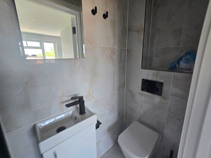3 Bedroom Flat To Rent In London Road, Mitcham, CR4