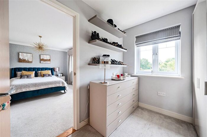 4 Bedroom Detached House For Sale In River Walk, Fetcham, KT22