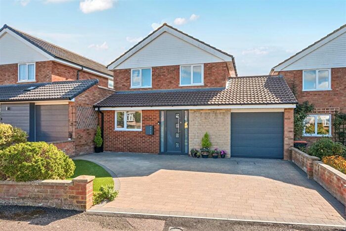4 Bedroom Link Detached House For Sale In Dart Road, Bedford, MK41