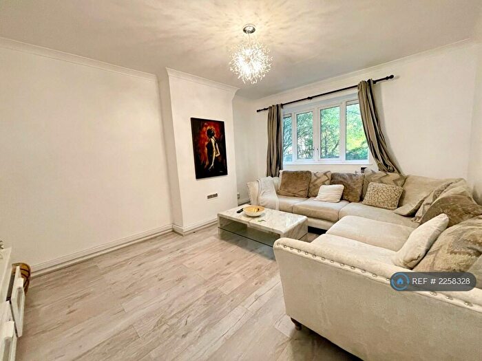 2 Bedroom Flat To Rent In Hume Court, London, N1