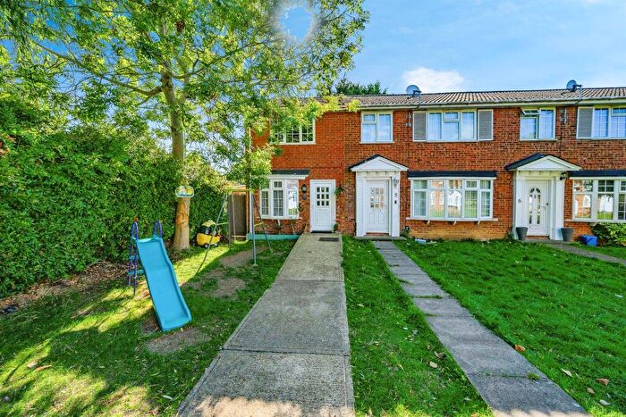 2 Bedroom End Of Terrace House For Sale In Bideford Gardens, Luton, LU3