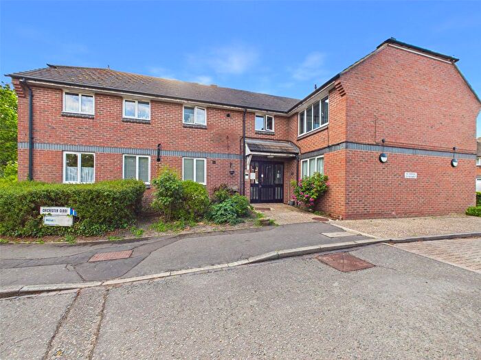 1 Bedroom Flat For Sale In Chichester Close, Hampton, TW12
