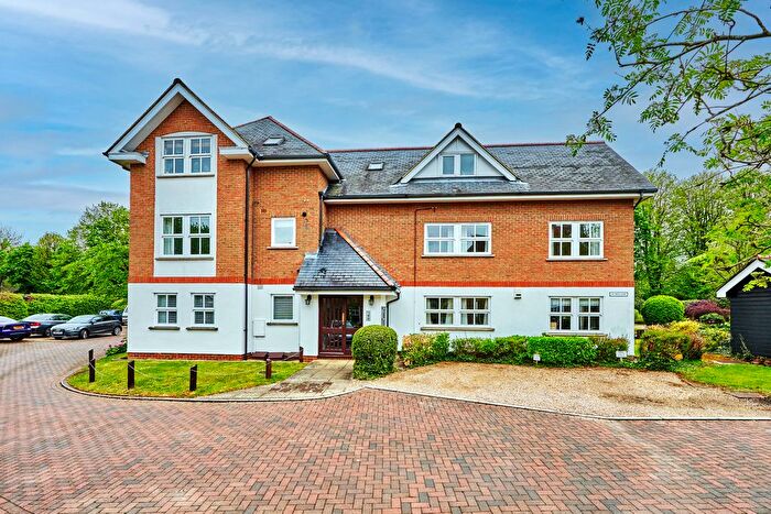 2 Bedroom Flat To Rent In Poets Court, Harpenden, Herts, AL5