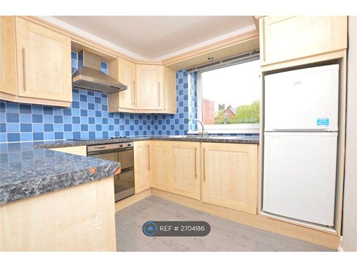2 Bedroom Flat To Rent In Leeds, Roundhay, LS8