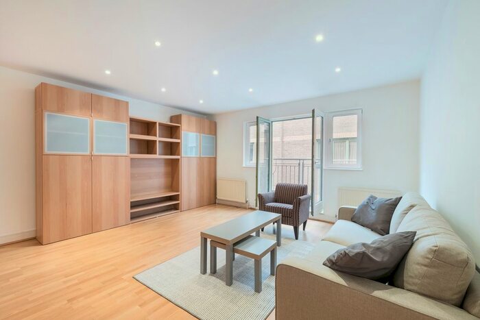 2 Bedroom Mews For Sale In Kensington Gardens Square, Bayswater, W2