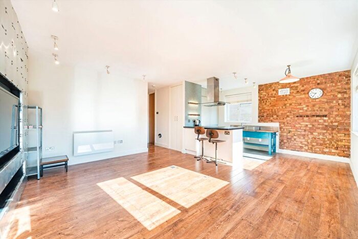 2 Bedroom Flat To Rent In Garratt Lane, London, SW17