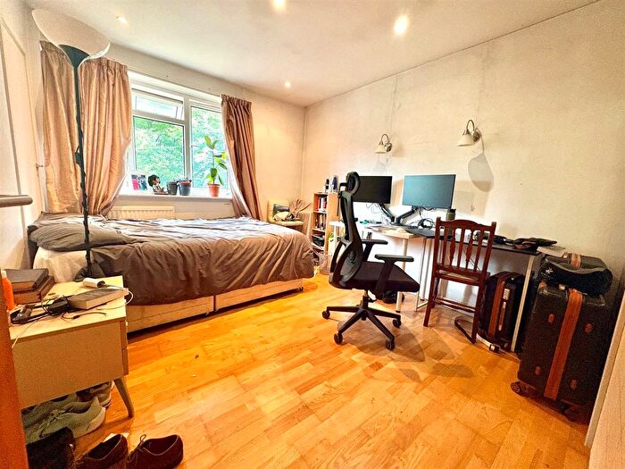 3 Bedroom Flat To Rent In Deans Close, Chiswick, W4