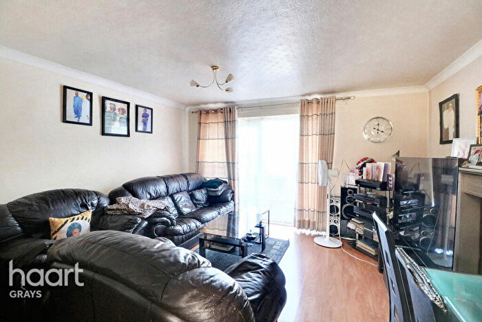 3 Bedroom Semi-Detached House For Sale In Parker Avenue, Tilbury, RM18
