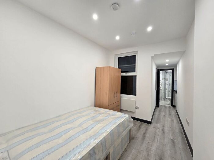Studio To Rent In Queens Road, Southall, UB2
