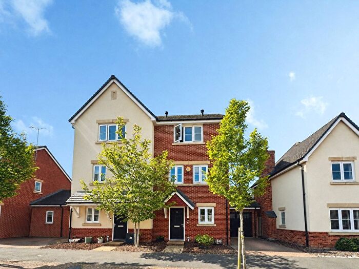 4 Bedroom Semi-Detached House For Sale In Warbler Road, Farnborough, Hampshire, GU14