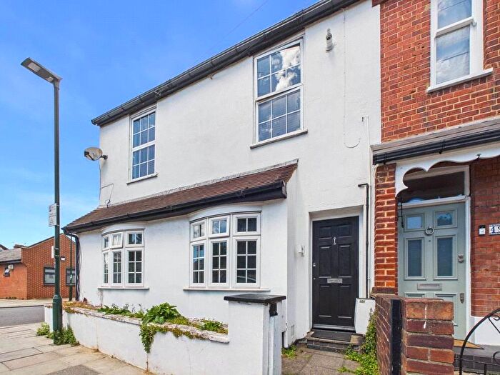 3 Bedroom Apartment To Rent In North Worple Way, SW14