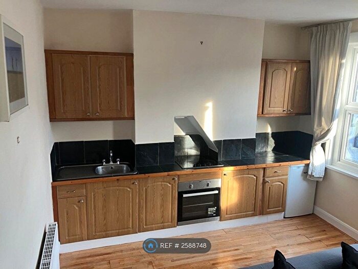 2 Bedroom Flat To Rent In Harbut Road, London, SW11