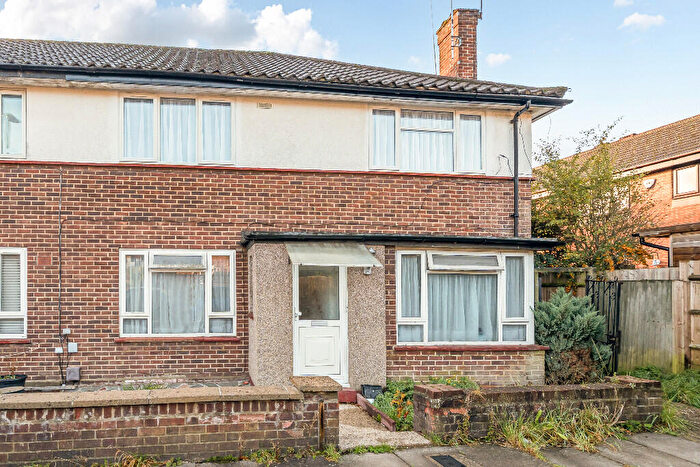 2 Bedroom Maisonette To Rent In Northwood Gardens, London, N12