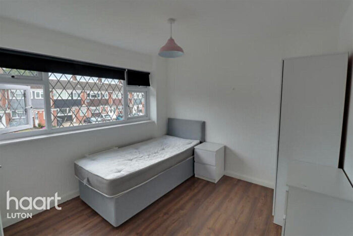 4 Bedroom Terraced House To Rent In Easingwold Gardens, Luton, LU1