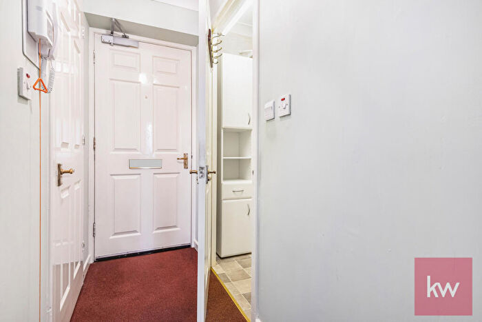 1 Bedroom Flat For Sale In Swanbrook Court, Maidenhead, SL6