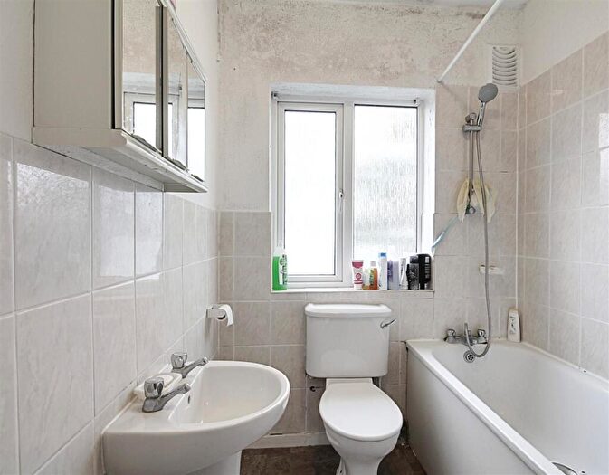 1 Bedroom House For Sale In Regal Court, London, N18