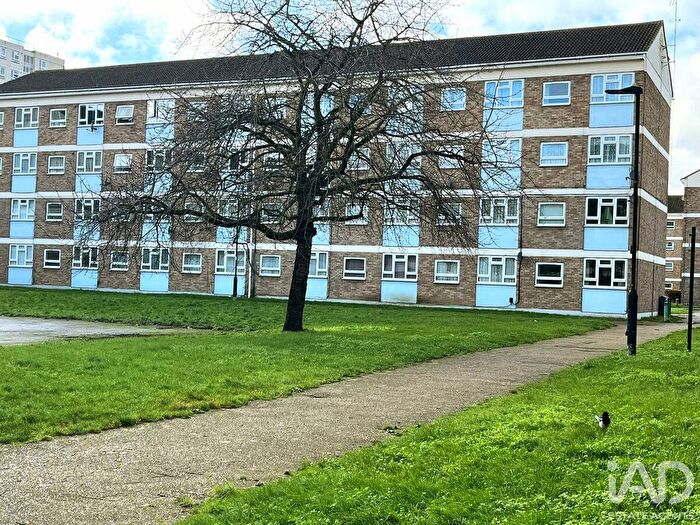 2 Bedroom Flat For Sale In Parkfield Drive, London, UB5