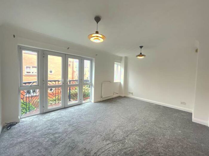 3 Bedroom Town House To Rent In Vancouver Quay, Salford Quays, M50