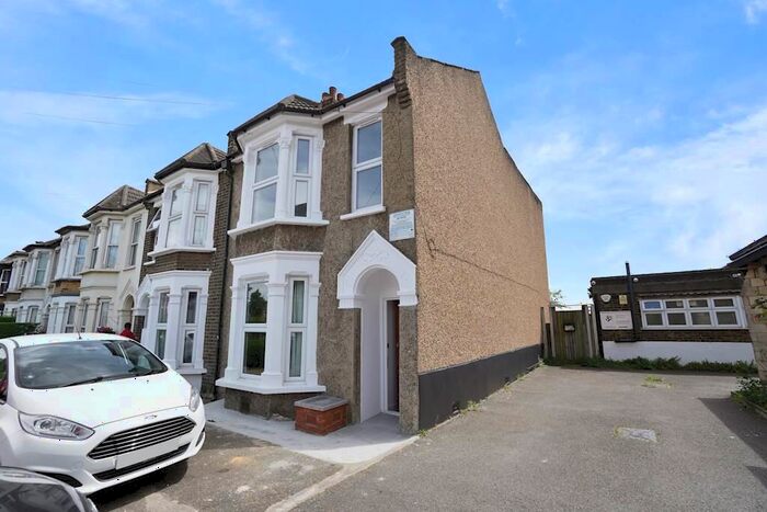 5 Bedroom House To Rent In Ruckholt Road, Leyton, E10