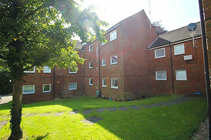 1 Bedroom Flat For Sale In Flat Little Hayes, High Street, Kings Langley, WD4