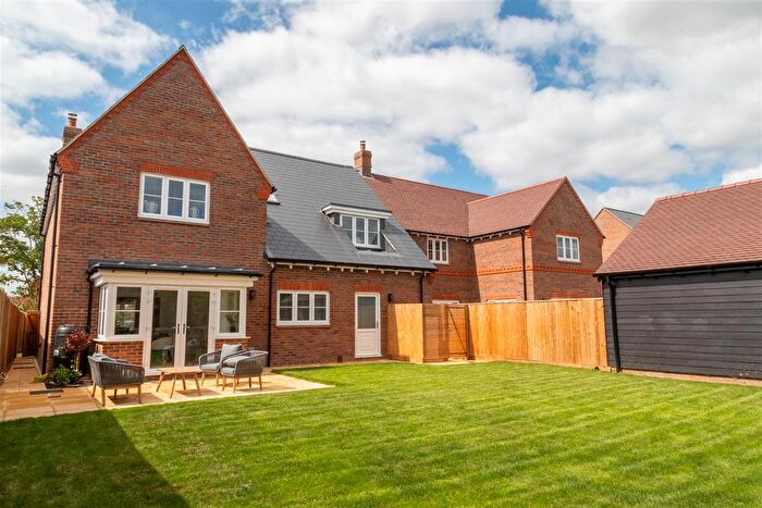 4 Bedroom Detached House For Sale In New Road, Aylesbury, HP17